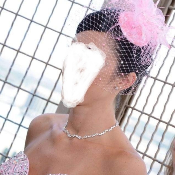 A very elegant dress with a head piece - Picture 2 of 3